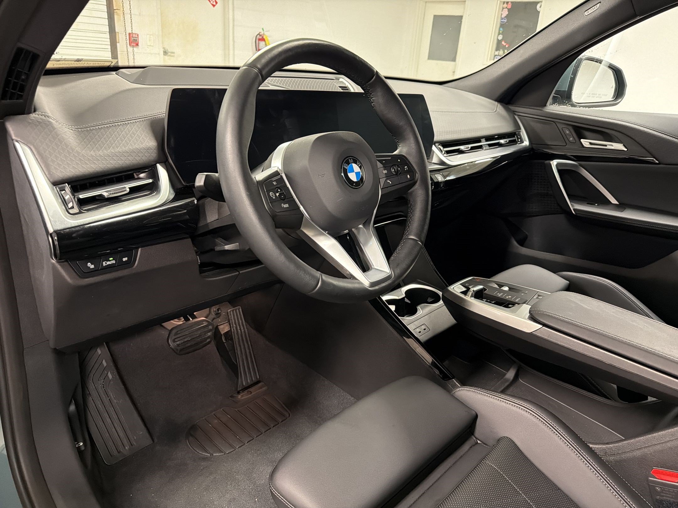 Certified 2025 BMW X2 xDrive28i AWD/4WD image 4