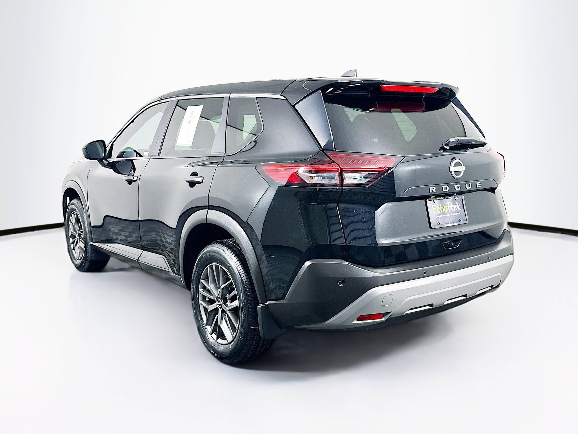 Used 2023 Nissan Rogue S image 5