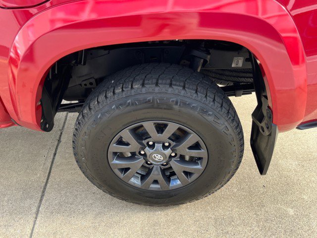 Used 2021 Toyota Tacoma SR5 AWD/4WD image 17