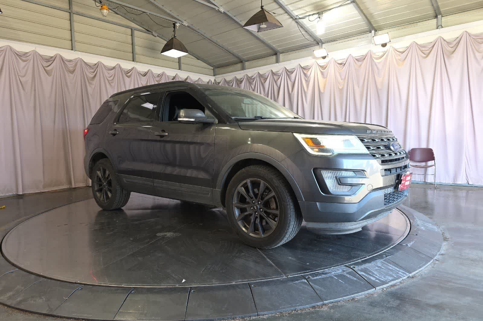 Used 2017 Ford Explorer XLT w/ Equipment Group 202A AWD/4WD image 10