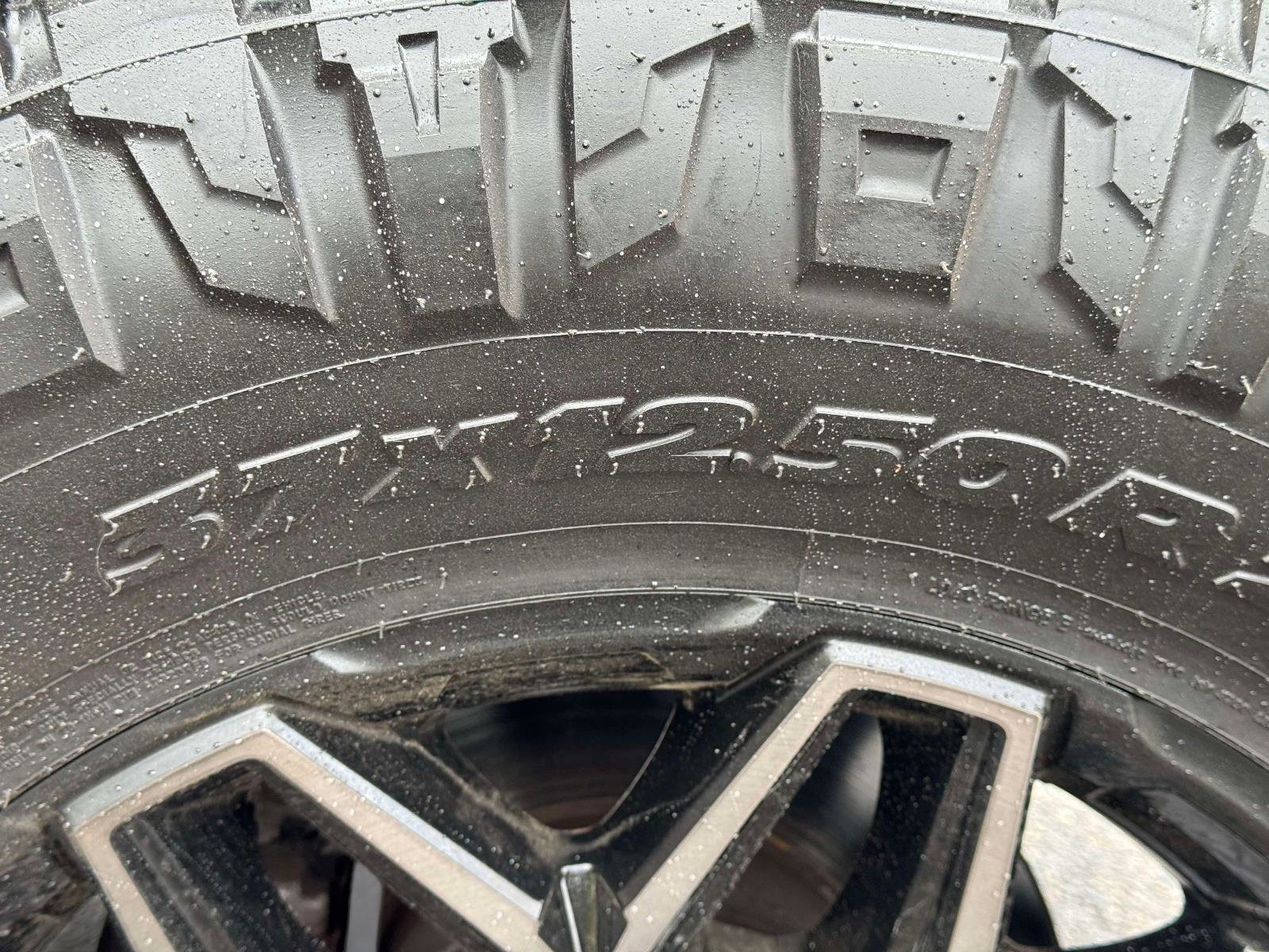 Used 2025 Ford F250 Lariat w/ Black Appearance Package image 10