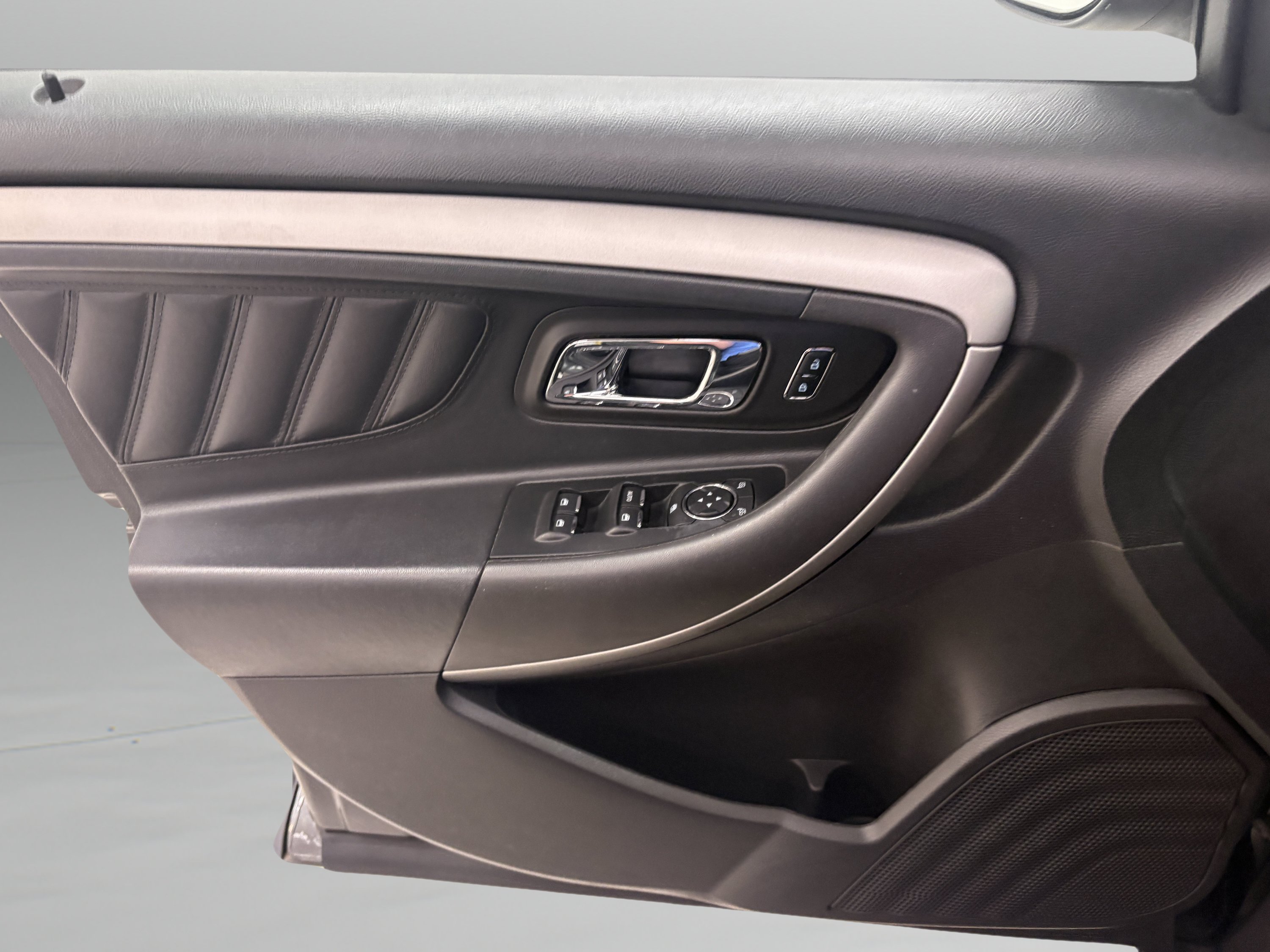 Used 2015 Ford Taurus SEL FWD image 22
