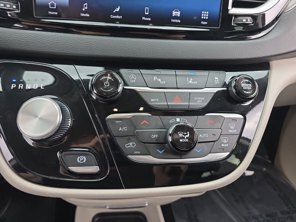 Used 2024 Chrysler Pacifica Touring-L image 13