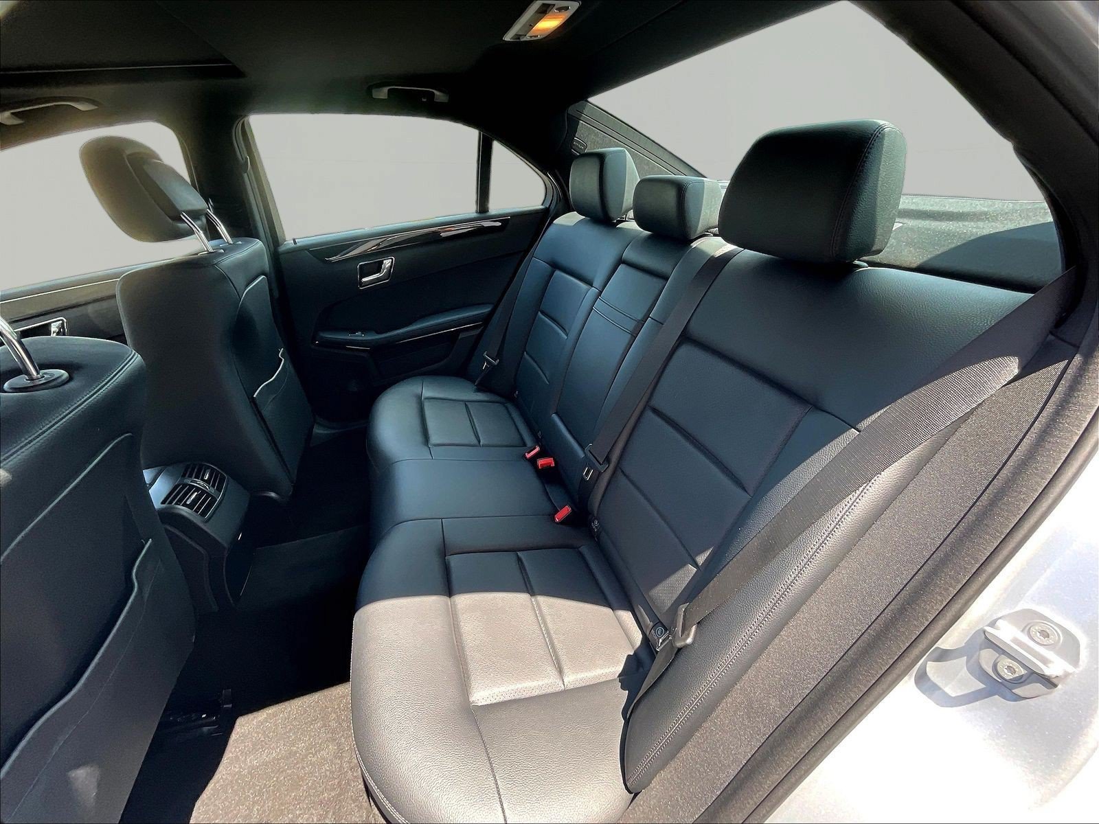 Used 2010 Mercedes-Benz E 350 4MATIC Sedan image 22