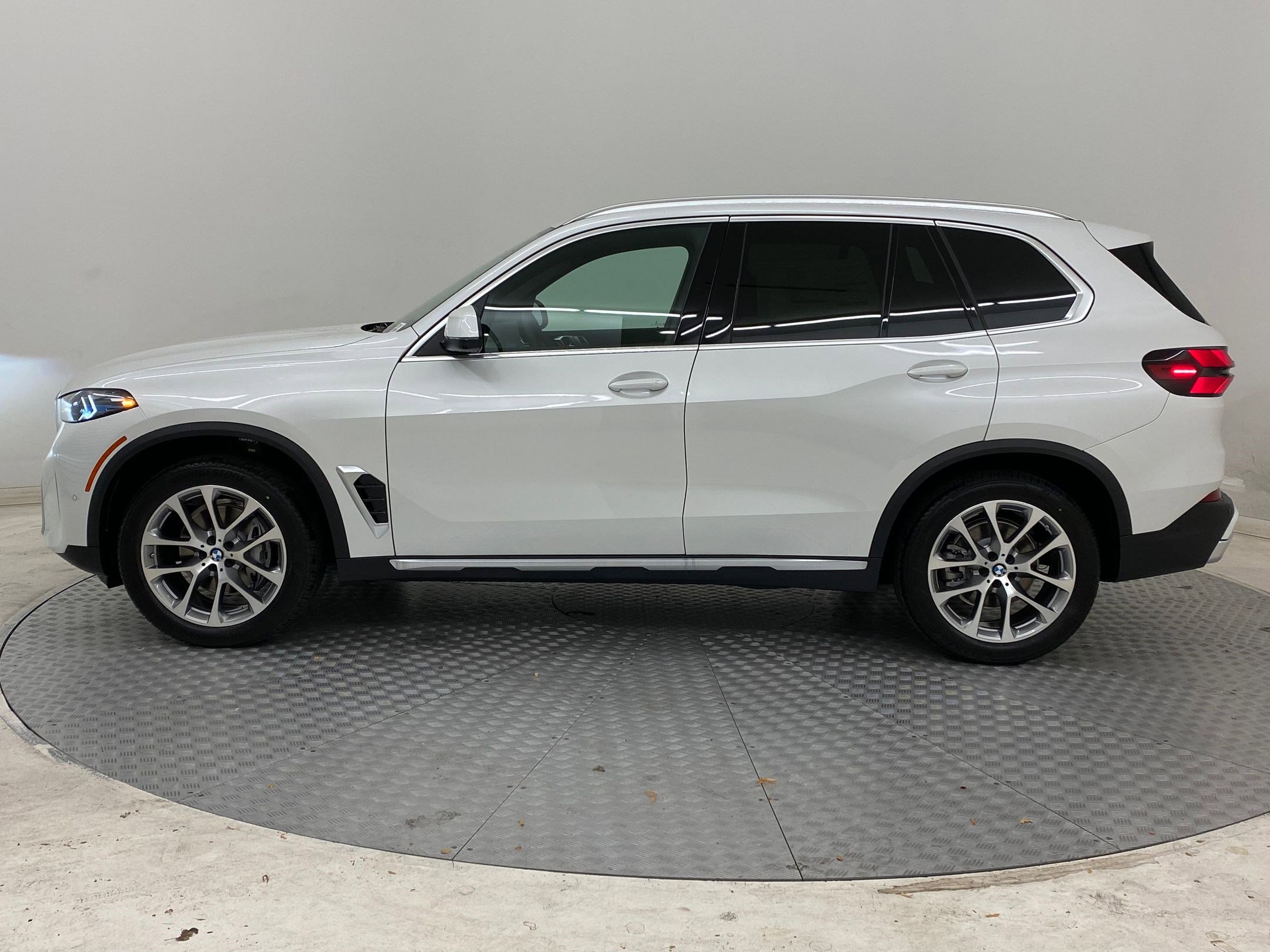 Used 2026 BMW X5 xDrive40i image 2
