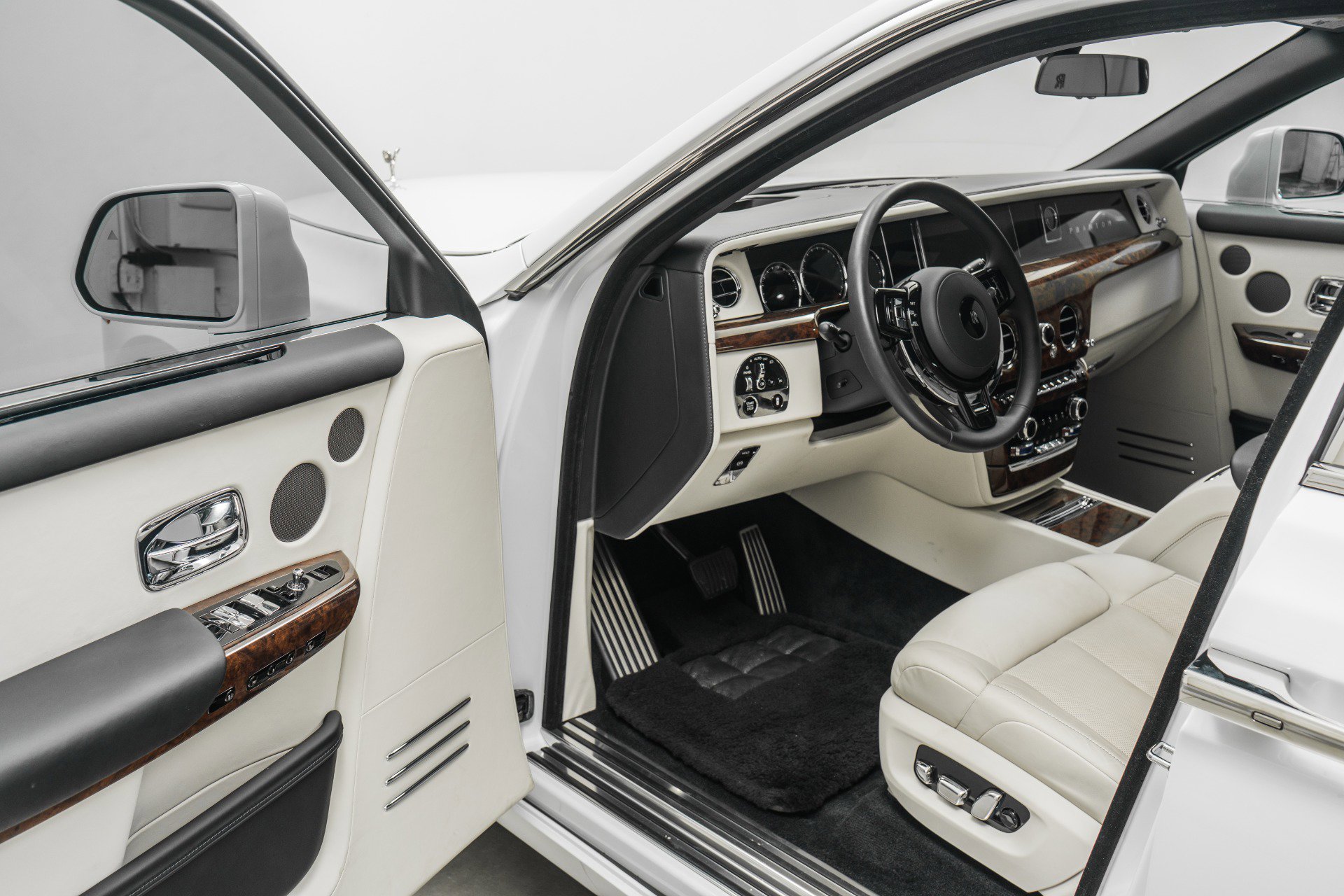 Used 2023 Rolls-Royce Phantom Sedan image 23