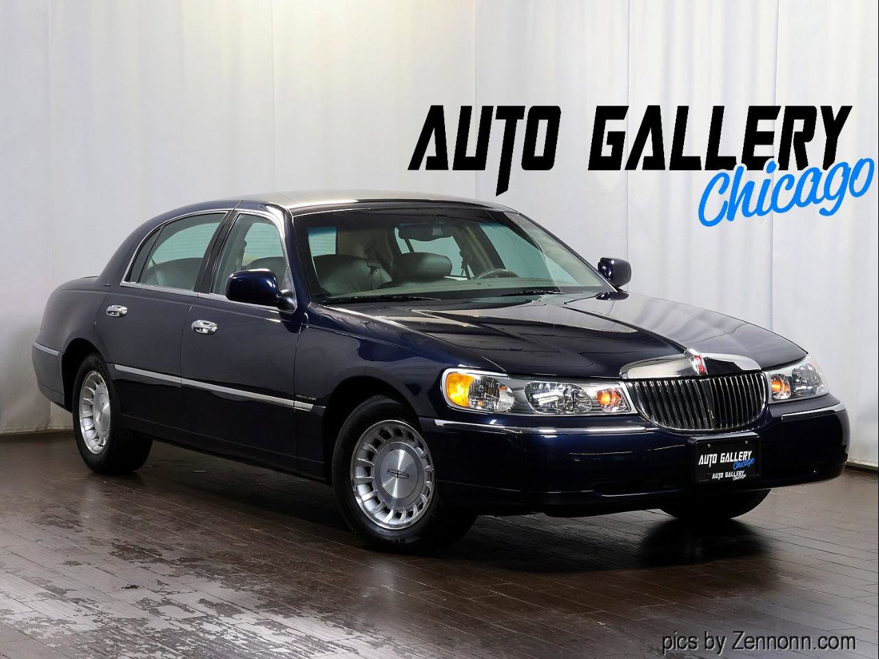 Used 2001 Lincoln Town Car Executive image 1
