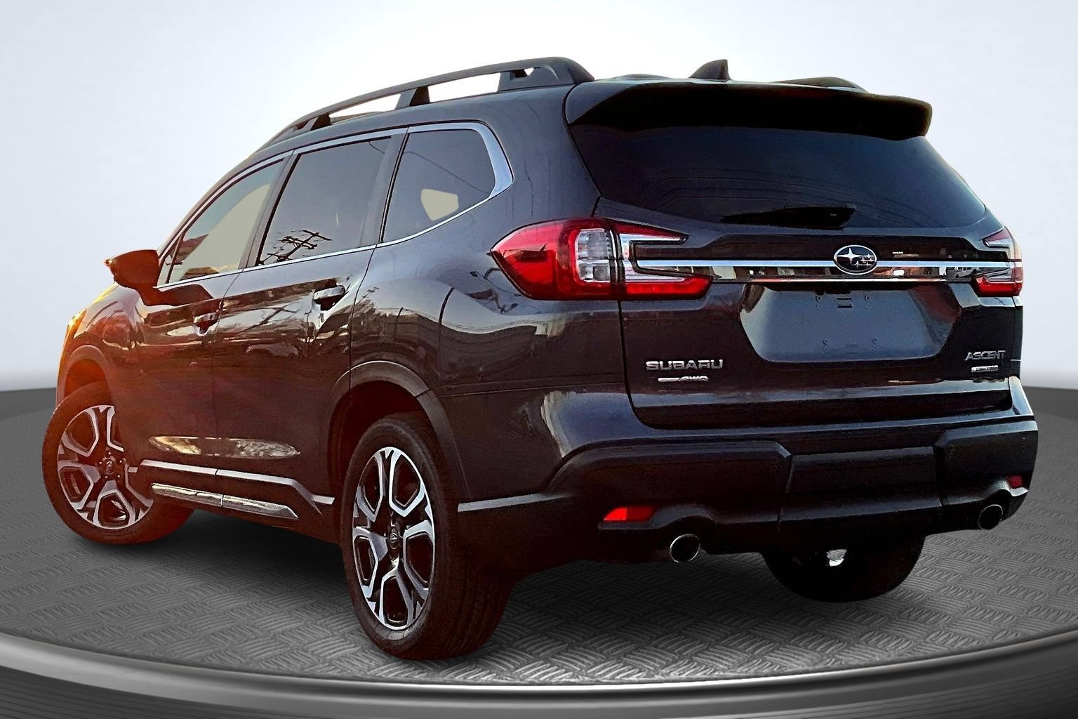 Used 2024 Subaru Ascent Limited w/ Technology Package AWD/4WD image 4