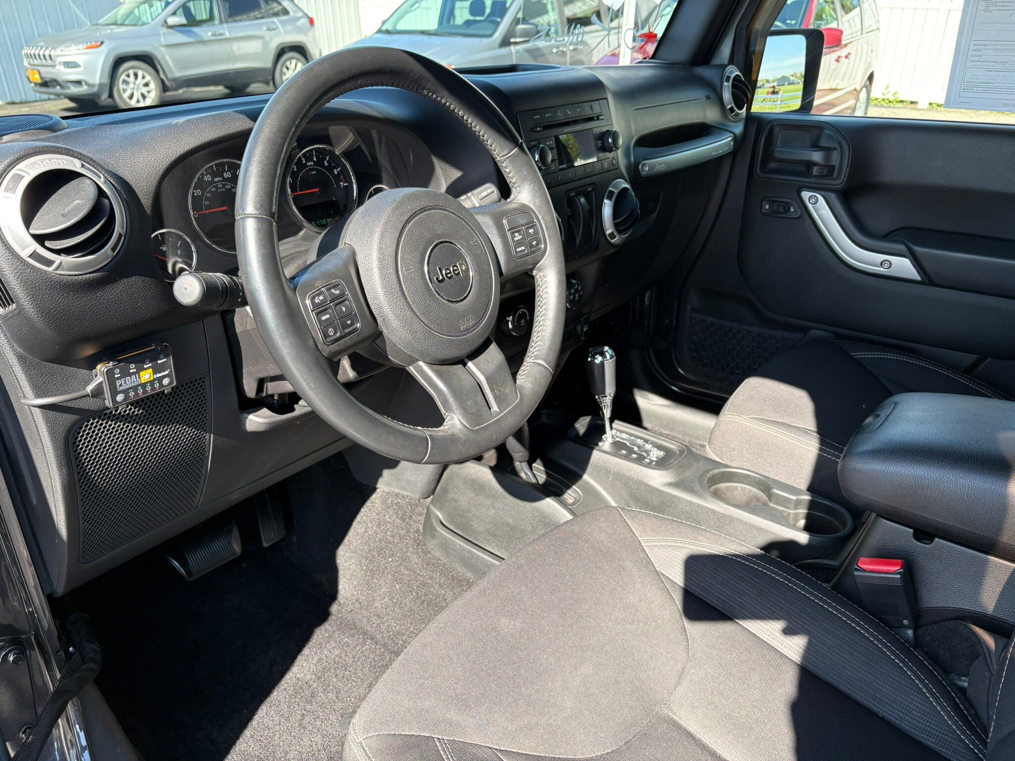 Used 2018 Jeep Wrangler Sahara w/ Connectivity Group AWD/4WD image 13
