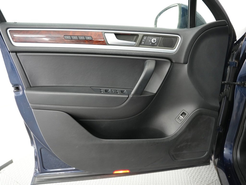 Used 2013 Volkswagen Touareg VR6 image 47