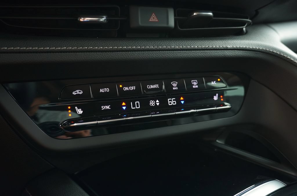 Used 2021 Buick Envision Essence w/ Technology Package I AWD/4WD image 29