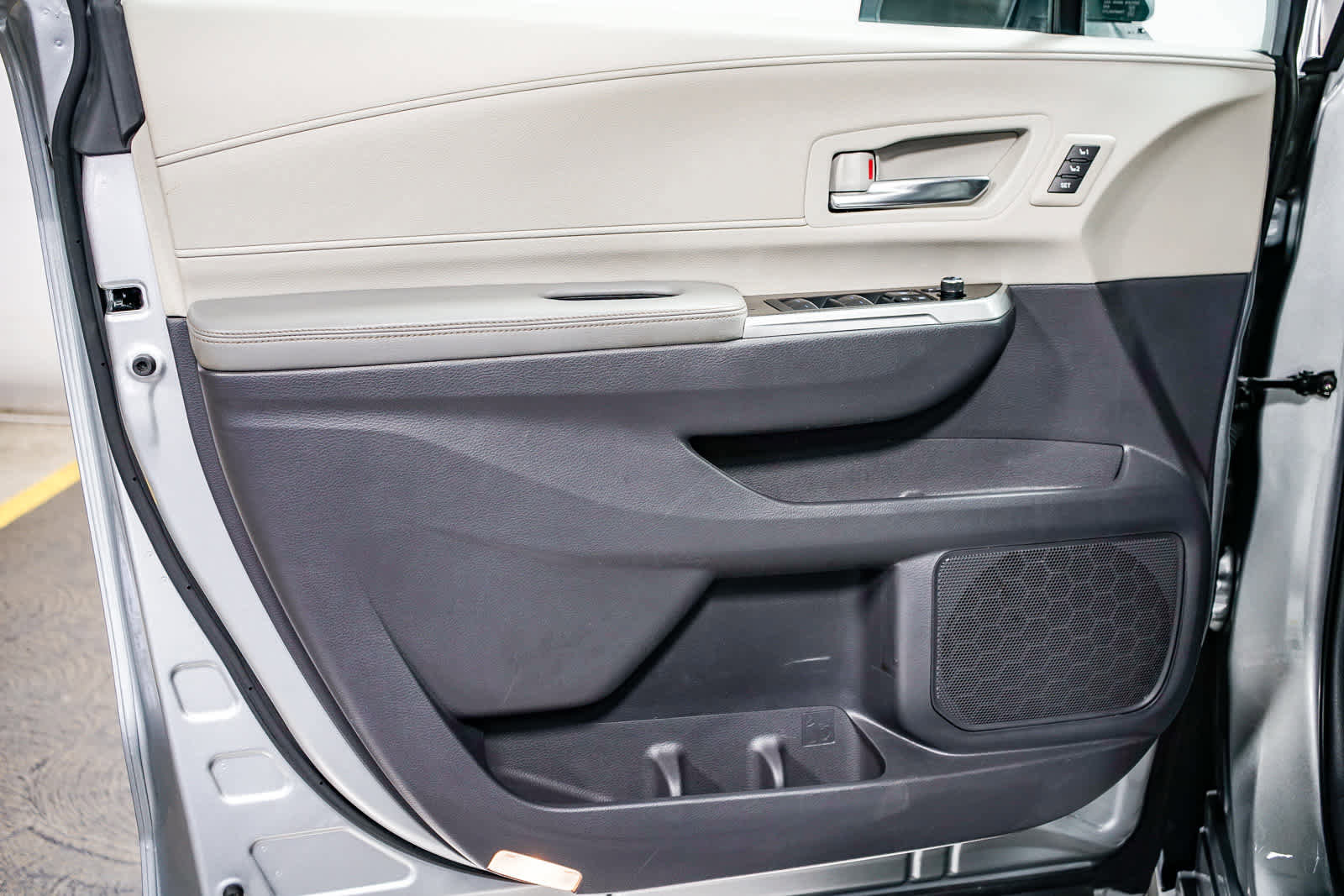 Used 2021 Toyota Sienna Limited image 23