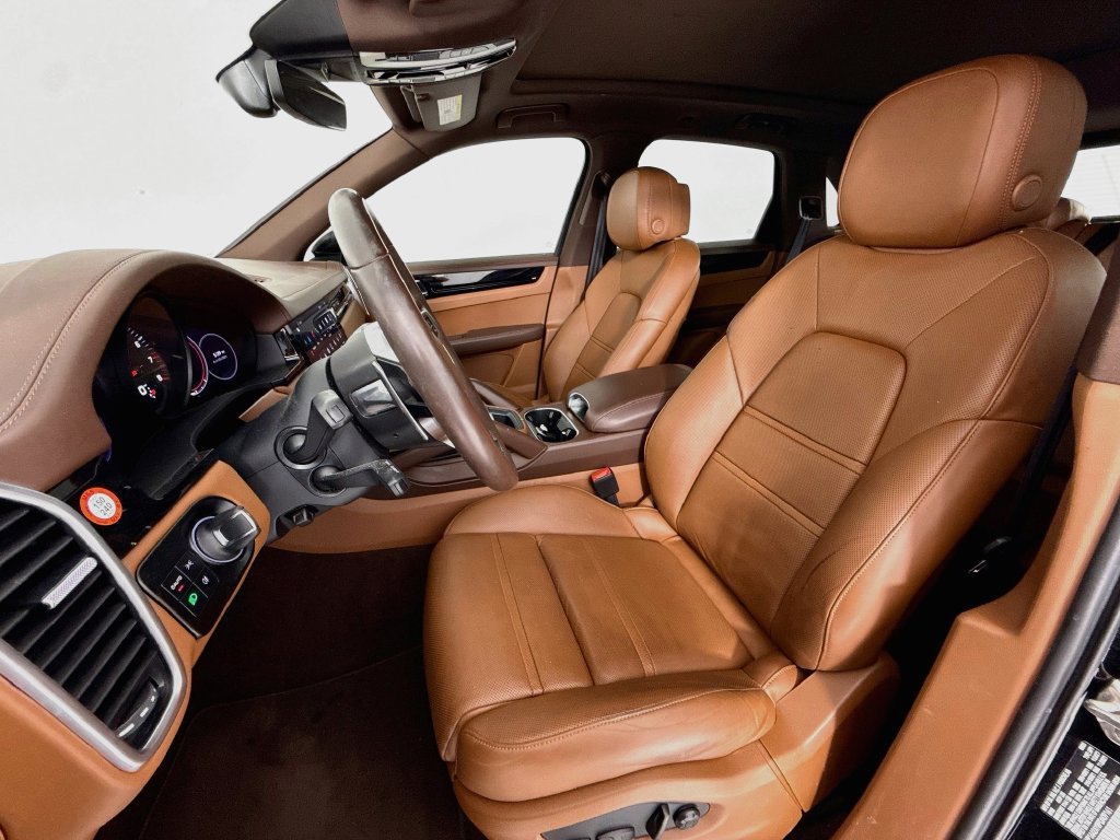 Certified 2023 Porsche Cayenne AWD/4WD image 5