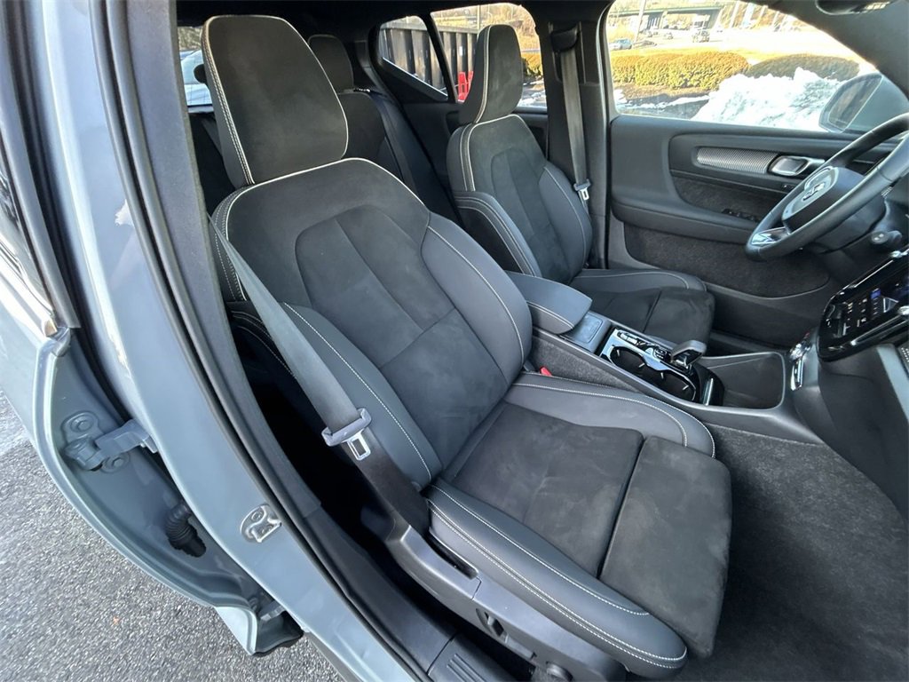 Used 2024 Volvo XC40 B5 Plus image 25