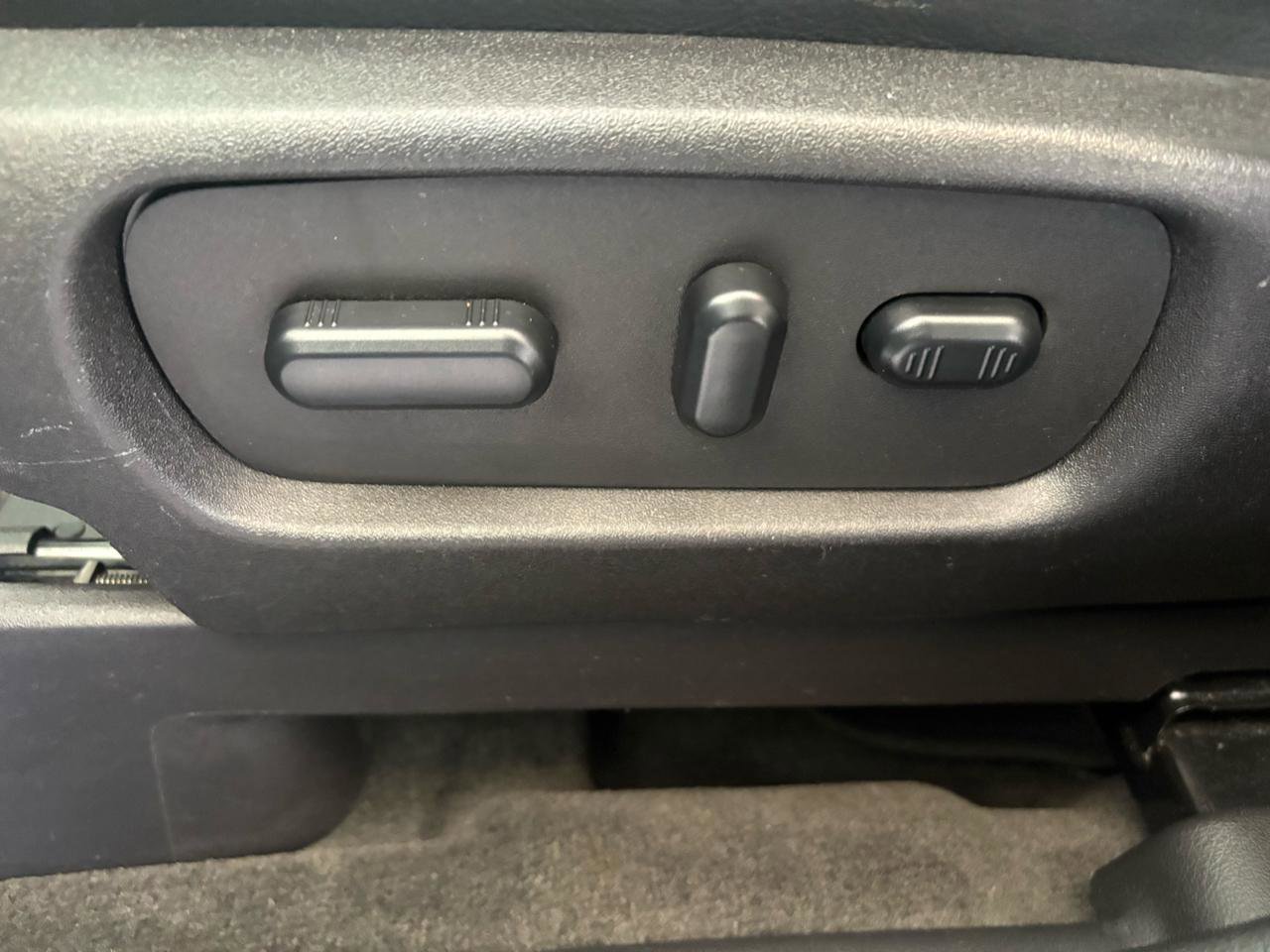 Used 2015 Ford Explorer XLT w/ Equipment Group 202B FWD image 11