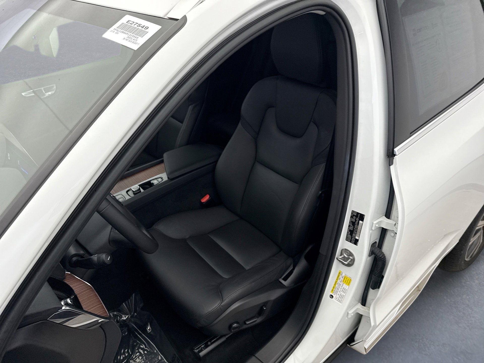 Used 2023 Volvo XC60 B5 Plus image 11