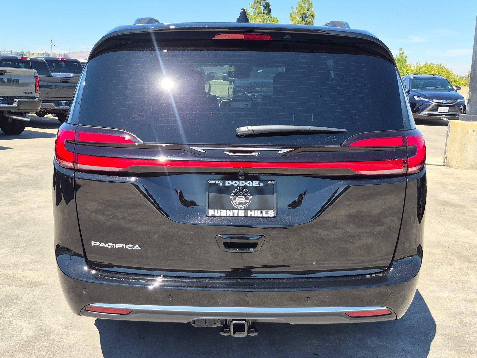 New 2027 Chrysler Pacifica Pinnacle FWD image 5