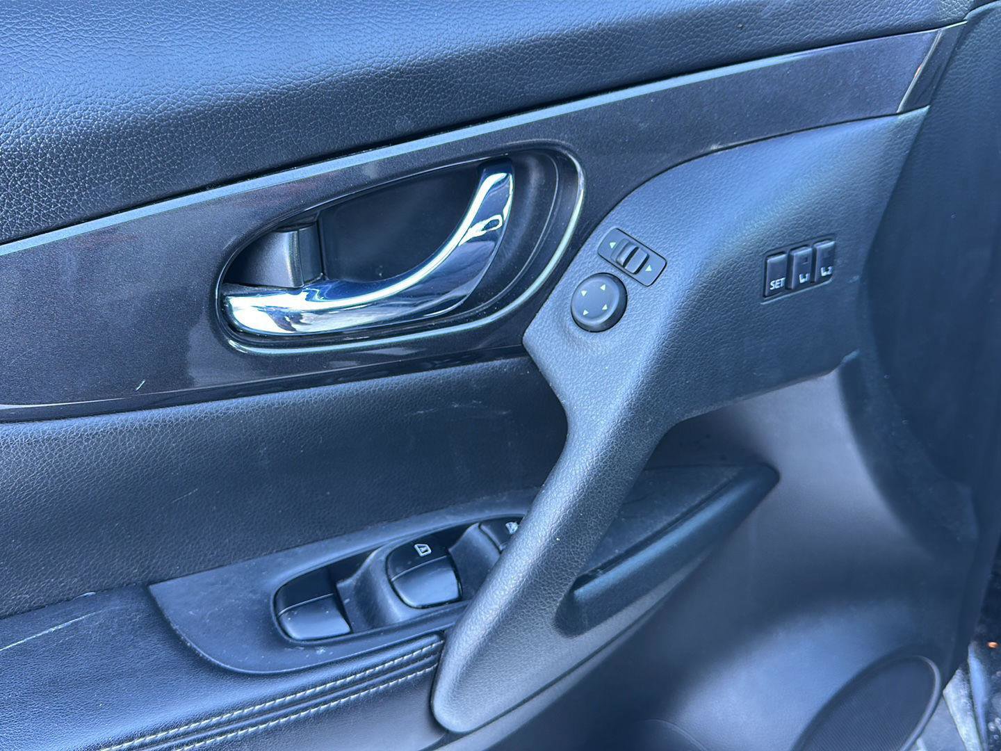 Used 2018 Nissan Rogue SV w/ Sun & Sound Touring Package image 6