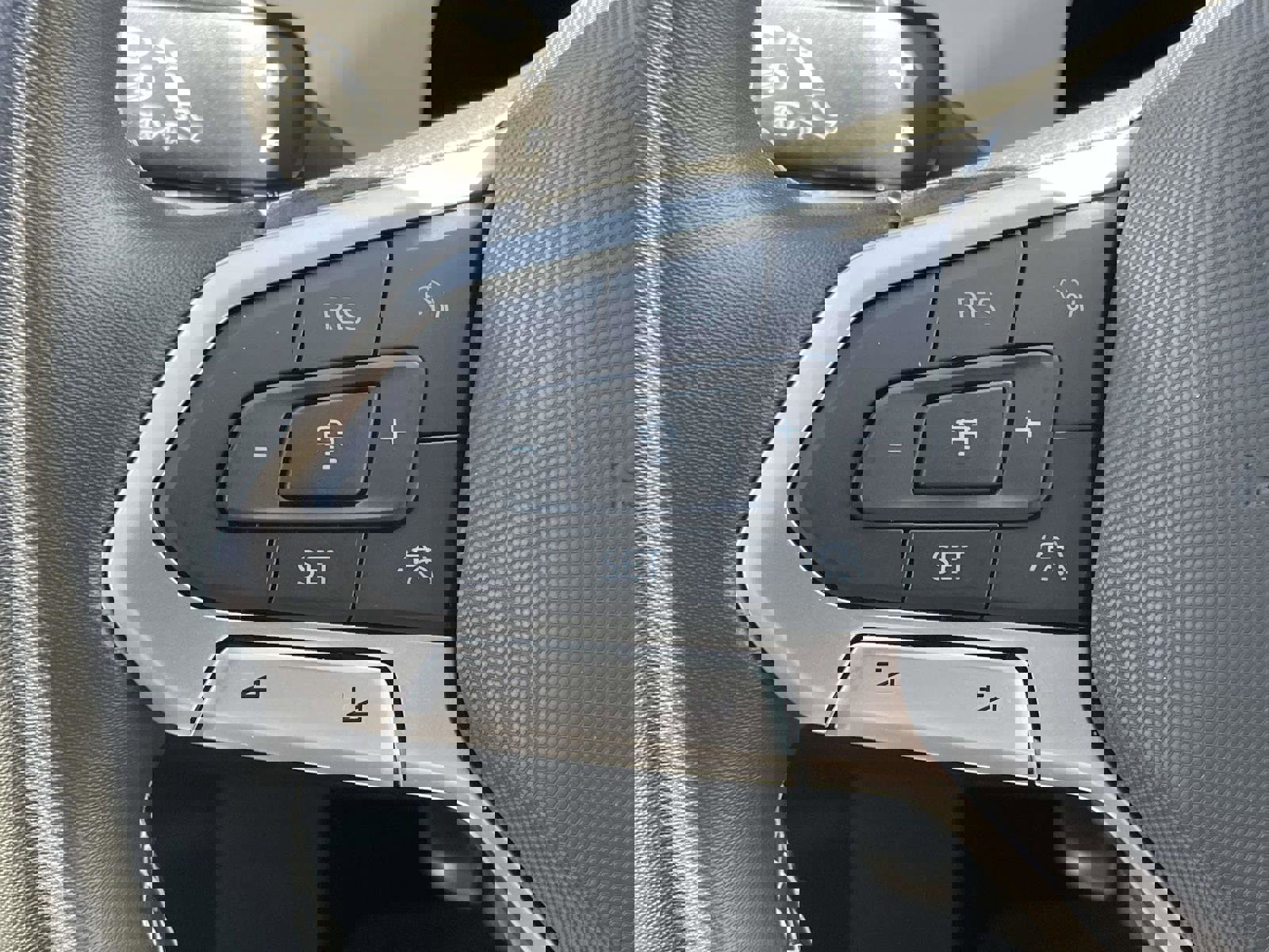 Used 2025 Volkswagen Taos SE w/ Panoramic Sunroof Package FWD image 19