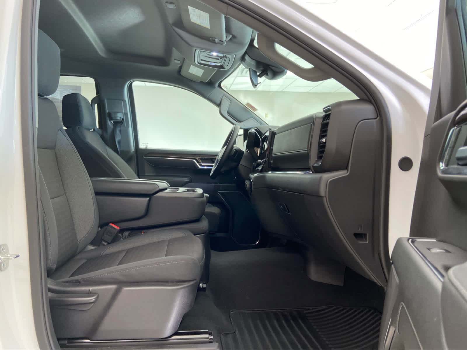 Used 2025 Chevrolet Silverado 1500 LT AWD/4WD image 16