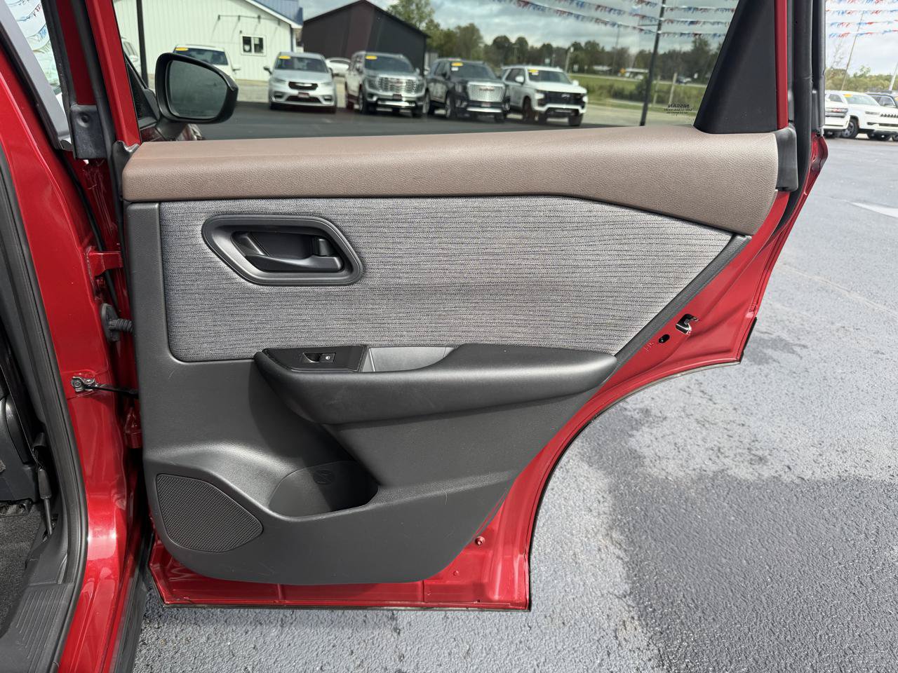 Used 2023 Nissan Rogue S AWD/4WD image 18