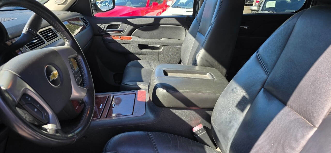 Used 2011 Chevrolet Avalanche LTZ AWD/4WD image 18