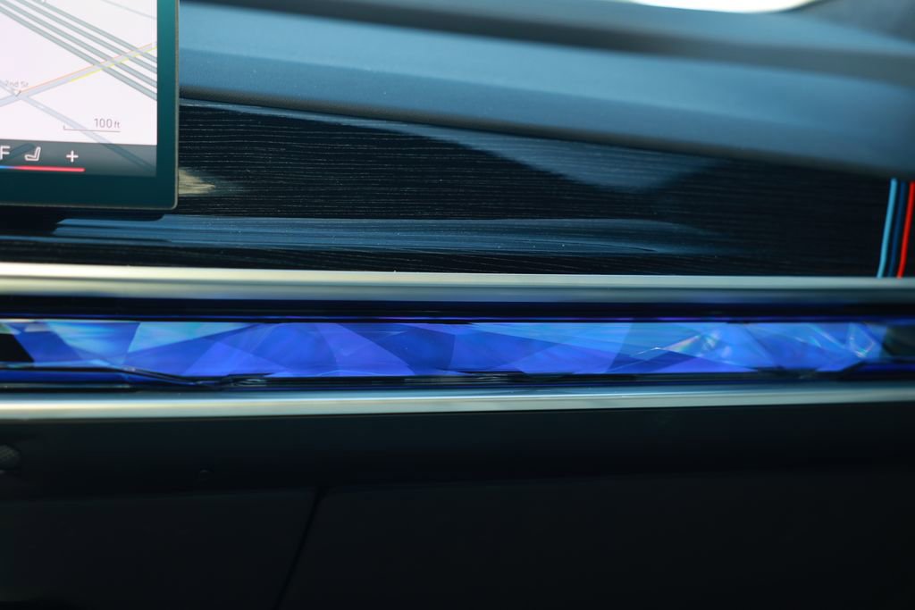 Used 2025 BMW i7 xDrive60 w/ Executive Package image 32