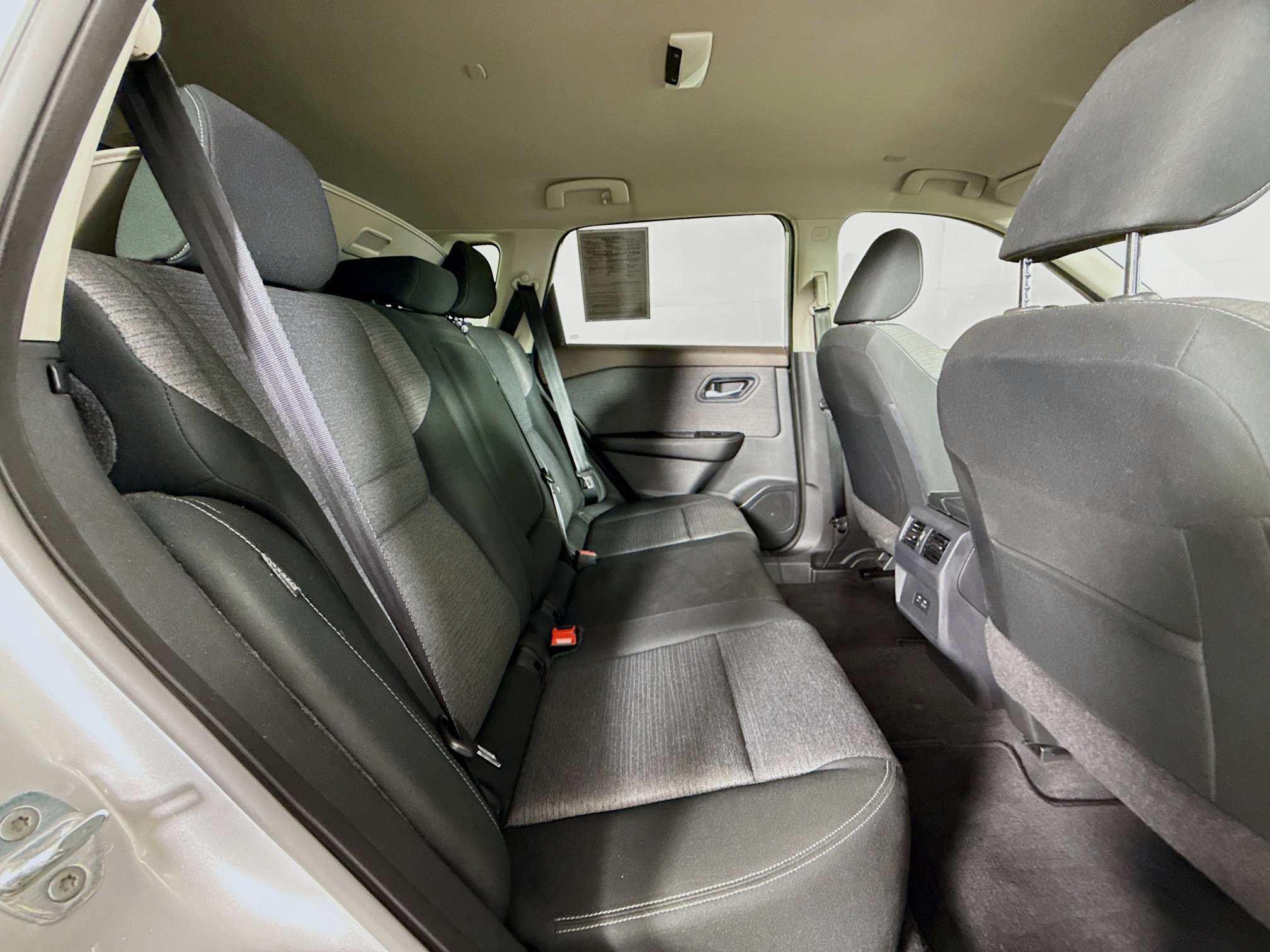 Used 2023 Nissan Rogue SV FWD image 32