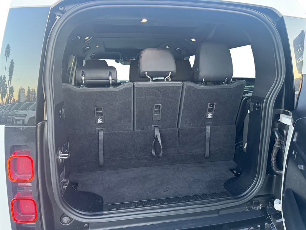 Used 2024 Land Rover Defender 130 X-Dynamic SE image 9