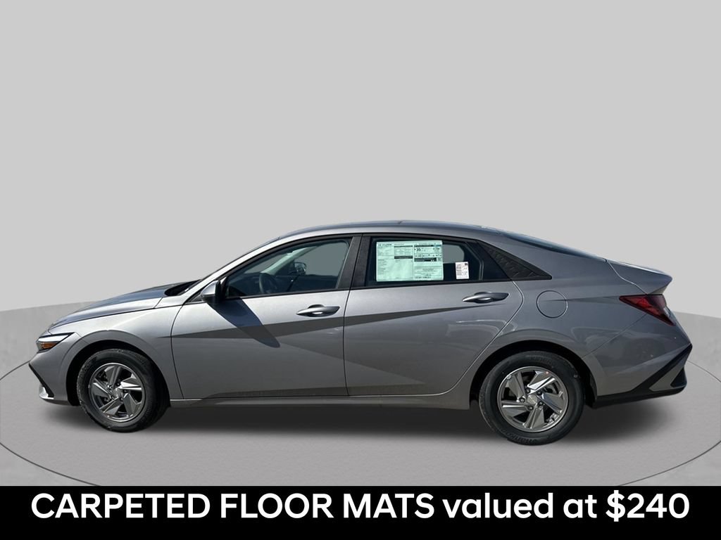 Used 2026 Hyundai Elantra SE FWD image 2