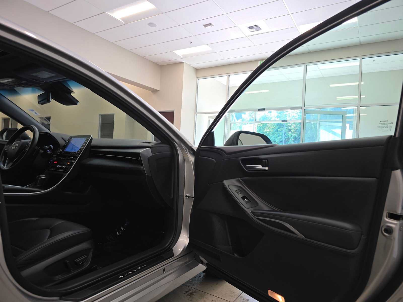 Certified 2020 Toyota Avalon XSE w/ All Weather Liner Package FWD image 29
