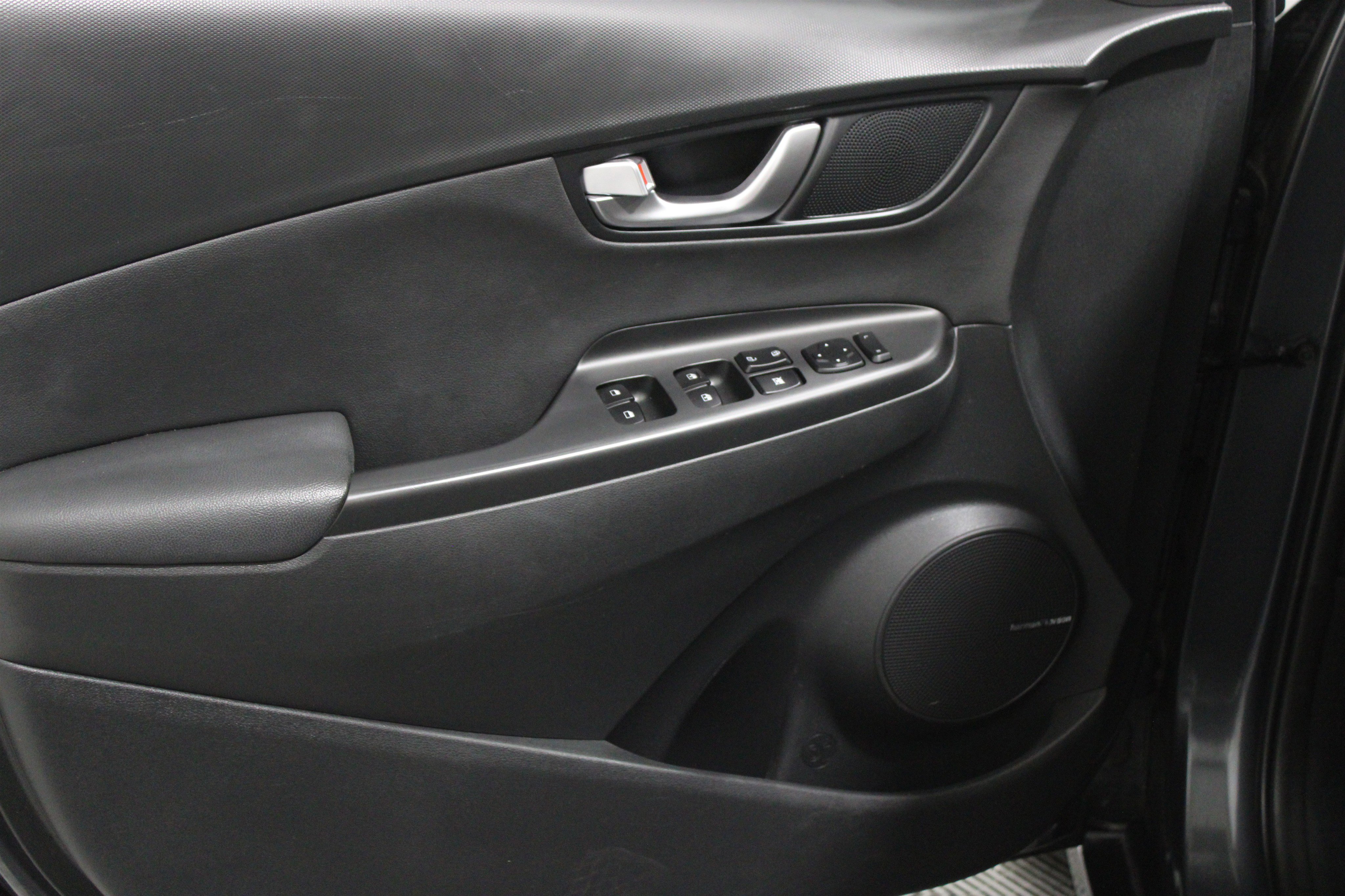 Used 2022 Hyundai Kona Limited image 3