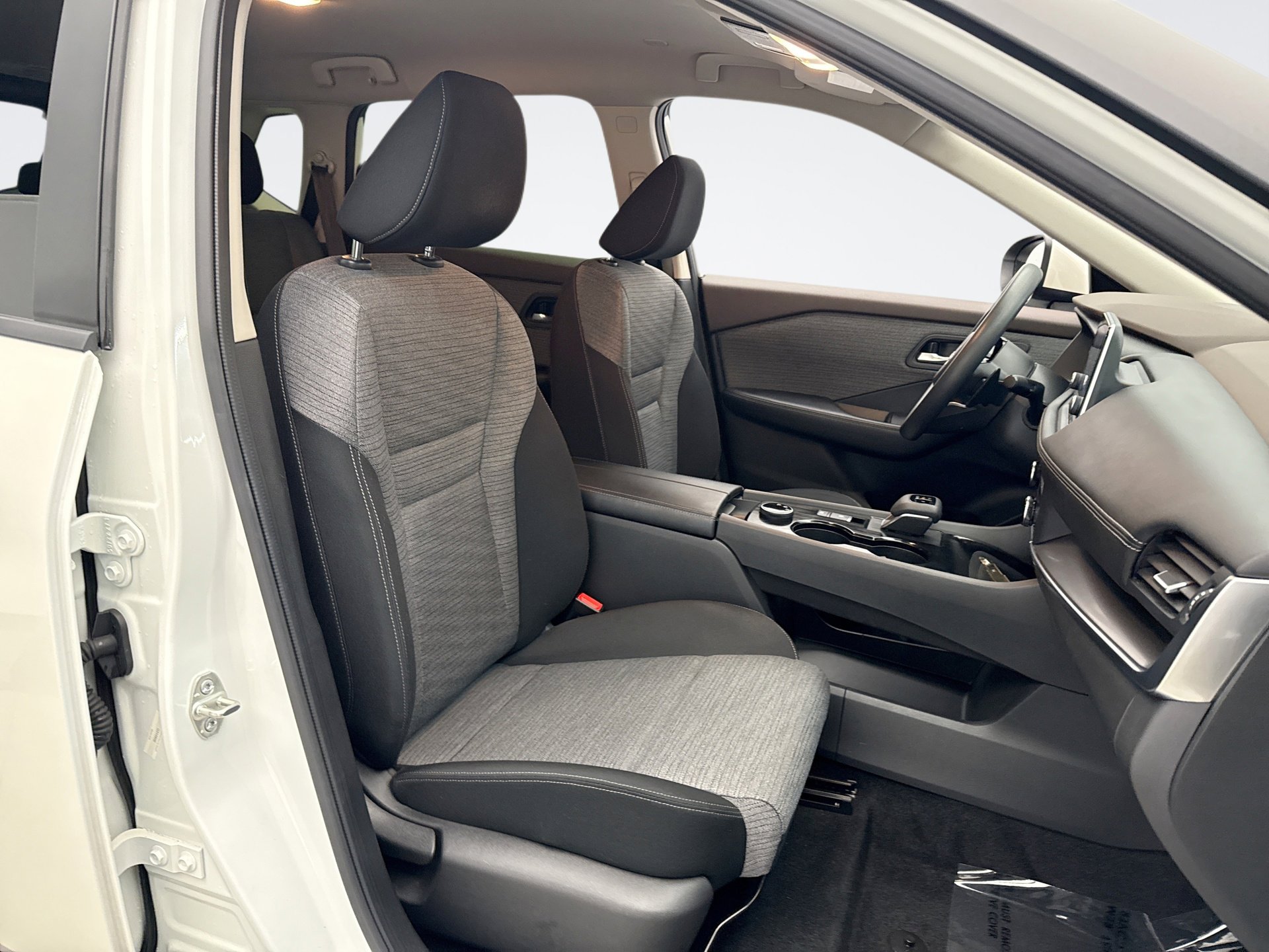 Used 2023 Nissan Rogue SV image 16