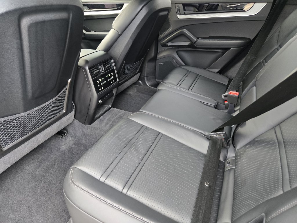 Used 2025 Porsche Cayenne S AWD/4WD image 29
