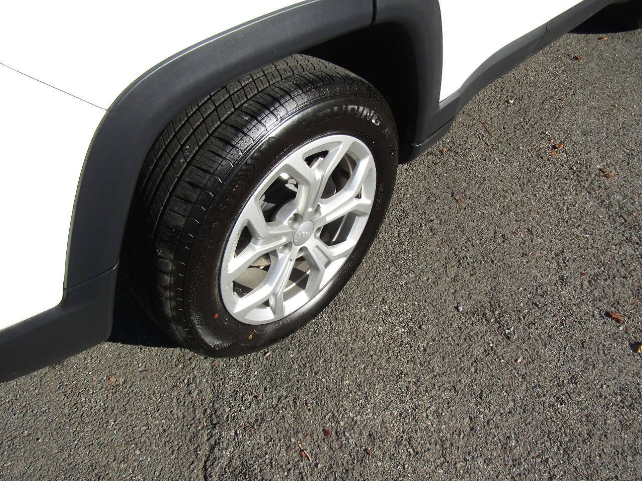 Used 2024 Jeep Compass Latitude AWD/4WD image 33