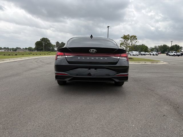 Used 2021 Hyundai Elantra SE FWD image 4