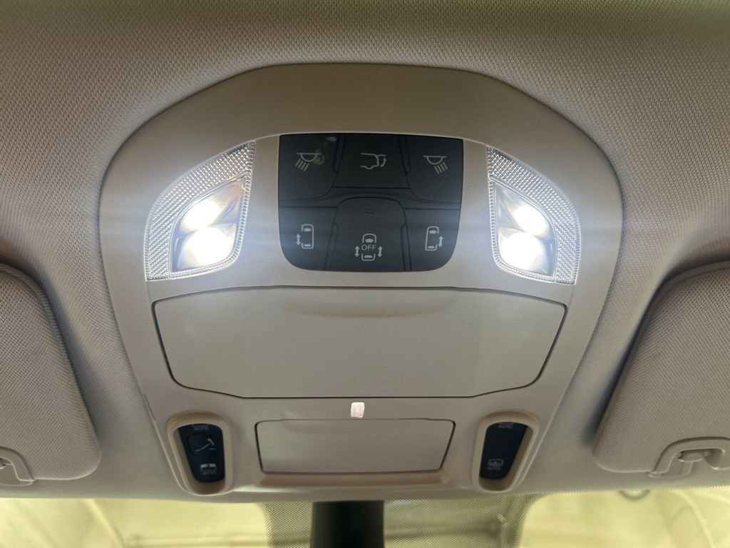 Used 2024 Chrysler Pacifica Limited w/ Uconnect Theater Family Group FWD image 25