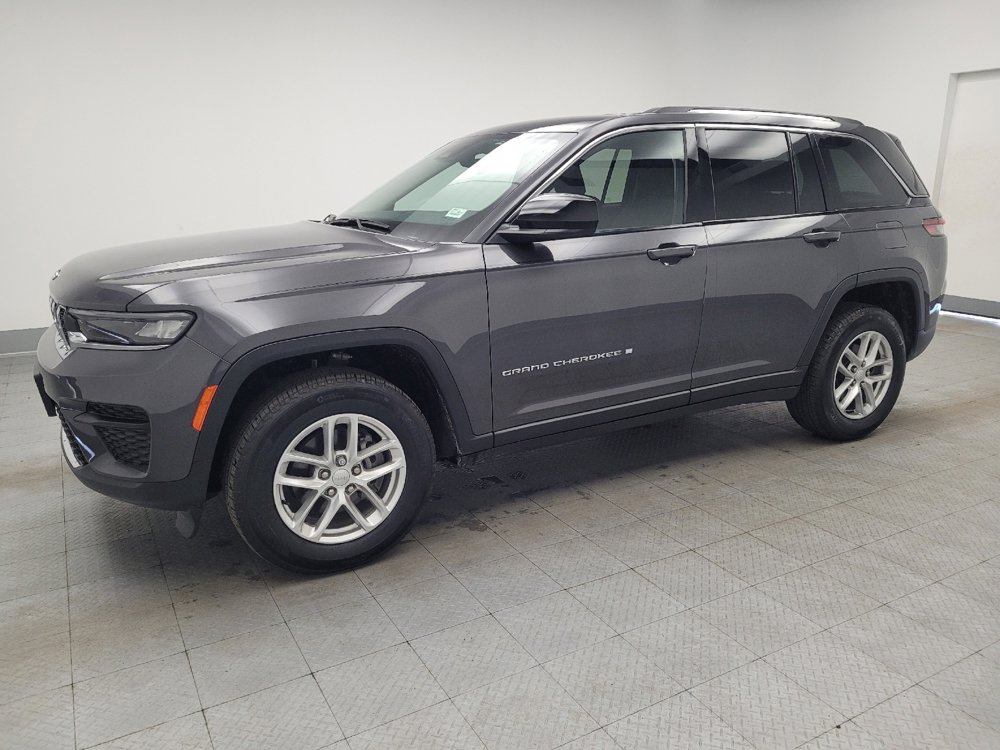 Used 2023 Jeep Grand Cherokee Laredo image 2