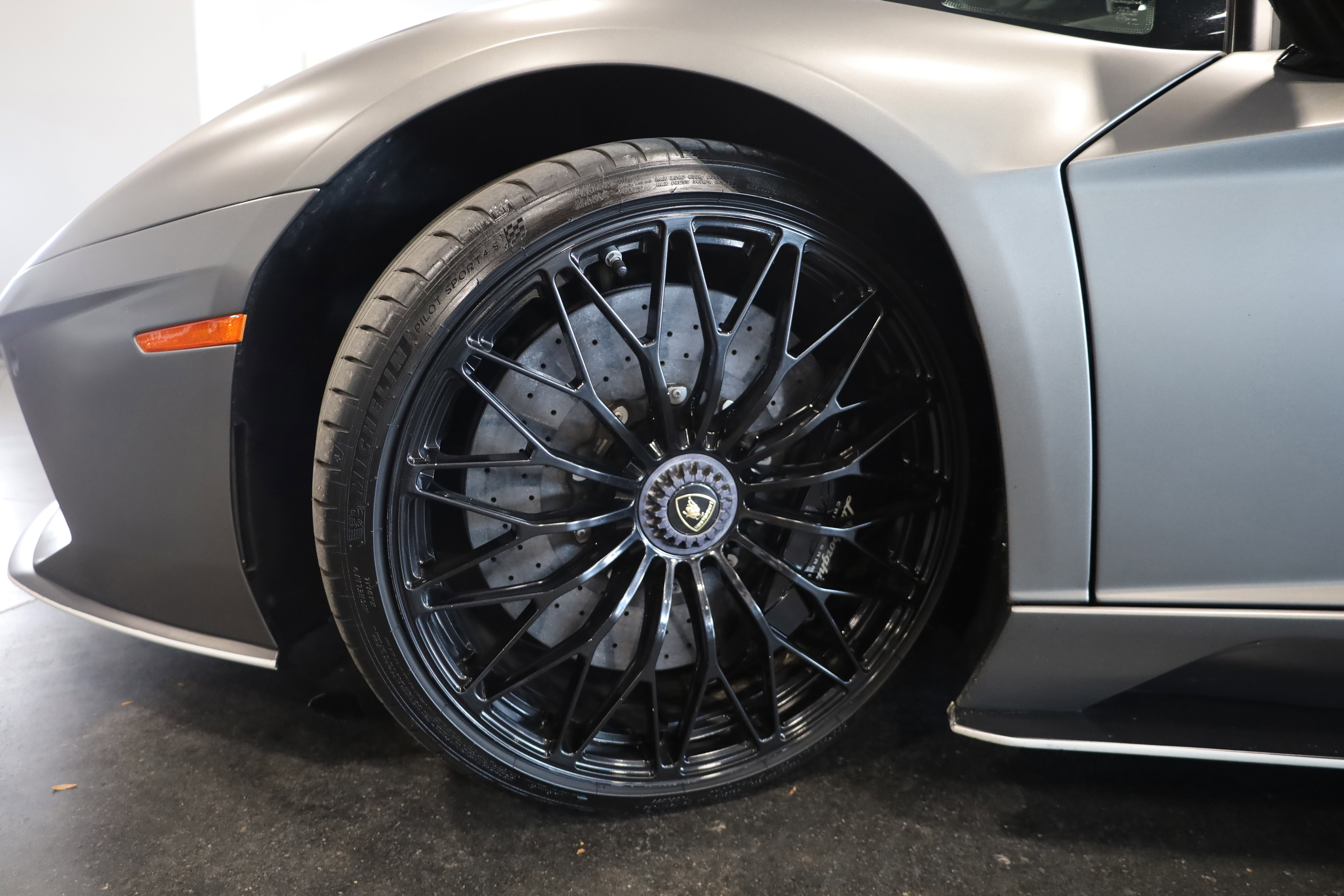 Used 2018 Lamborghini Aventador S image 9