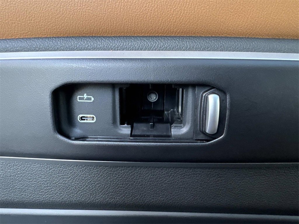 Used 2025 BMW X7 xDrive40i w/ M Sport Package image 19