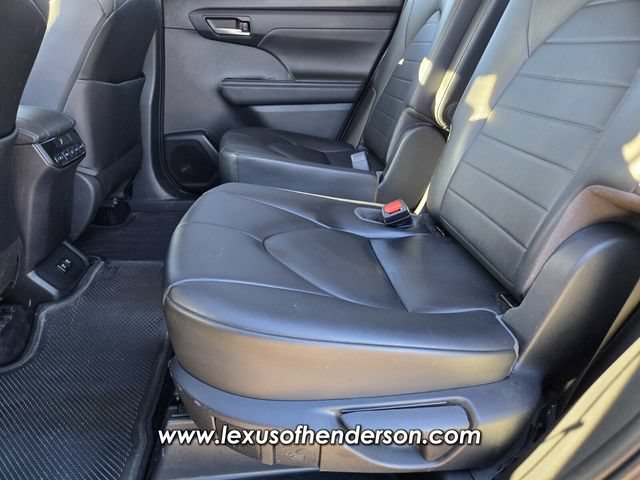 Used 2020 Toyota Highlander XLE FWD image 12