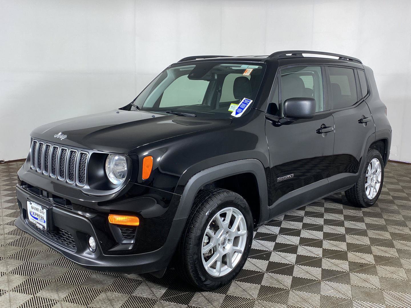 Used 2022 Jeep Renegade Latitude w/ Convenience Group AWD/4WD image 2