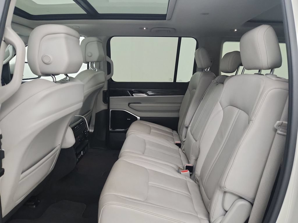 Certified 2022 Jeep Wagoneer Series III w/ Premium Group I AWD/4WD image 36