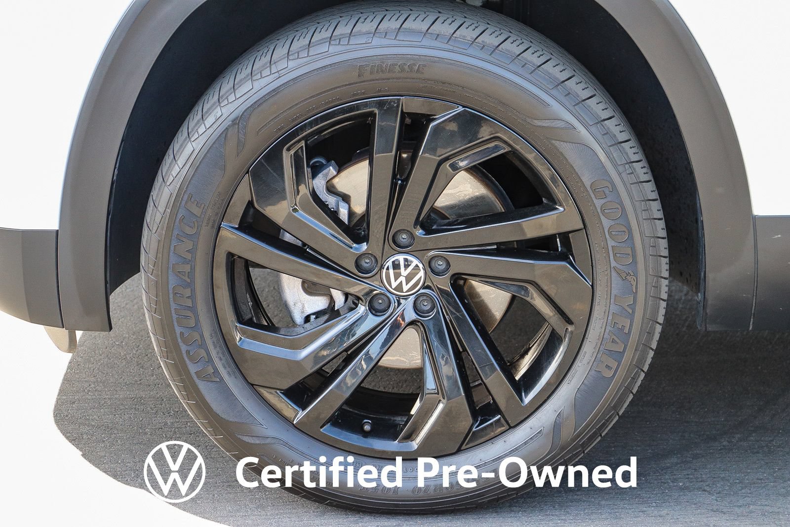 Certified 2023 Volkswagen Atlas SE w/ Black Wheel Package FWD image 12
