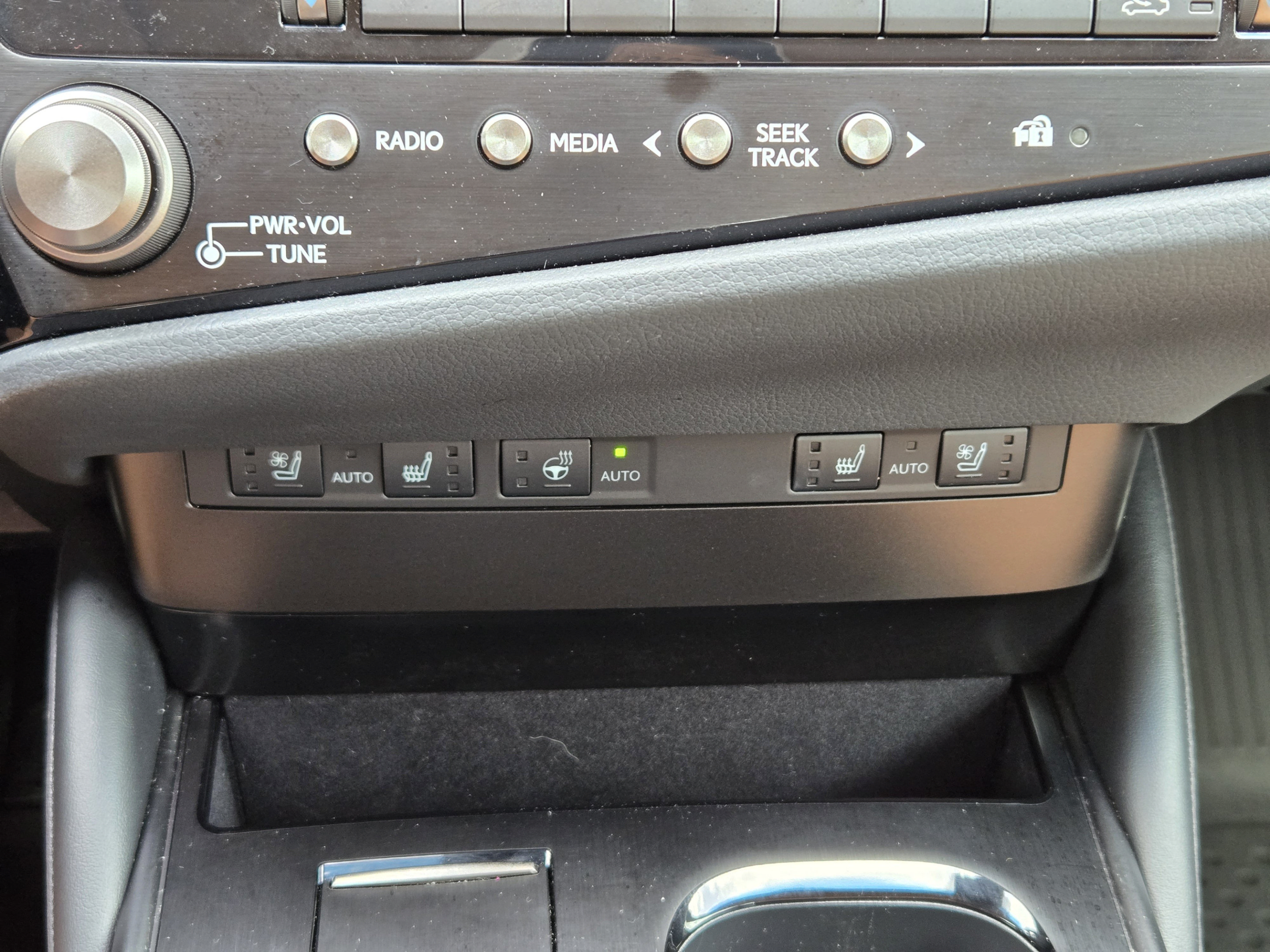 Used 2025 Lexus ES 350 w/ Premium Package FWD image 16