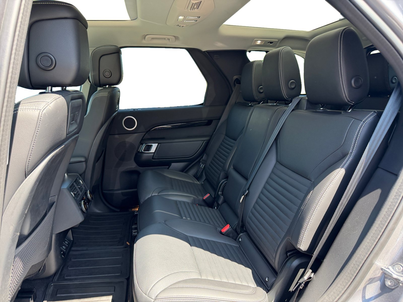 Used 2024 Land Rover Discovery S AWD/4WD image 16