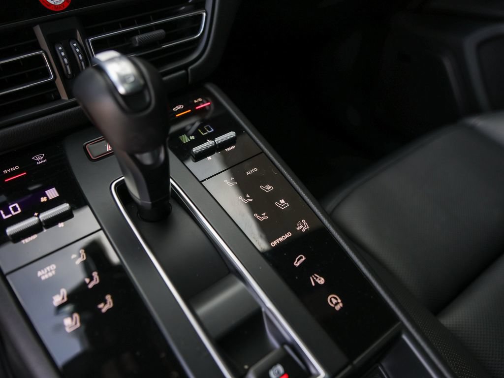 Certified 2026 Porsche Macan AWD/4WD image 24