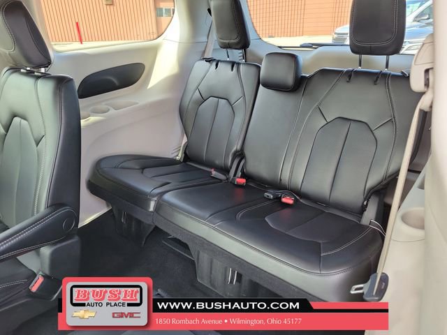 Used 2023 Chrysler Pacifica Touring-L image 14