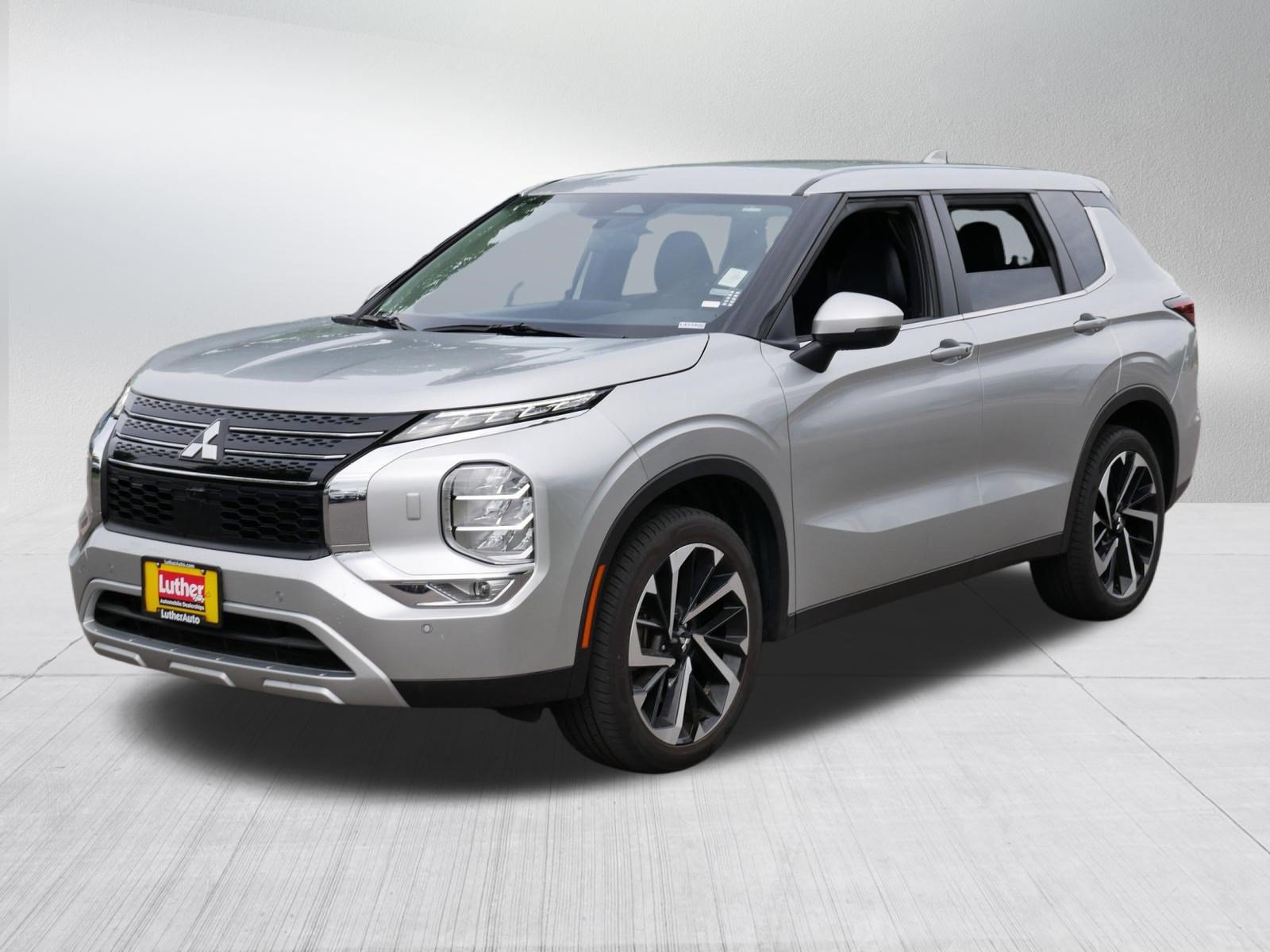 Used 2024 Mitsubishi Outlander SE AWD/4WD image 3