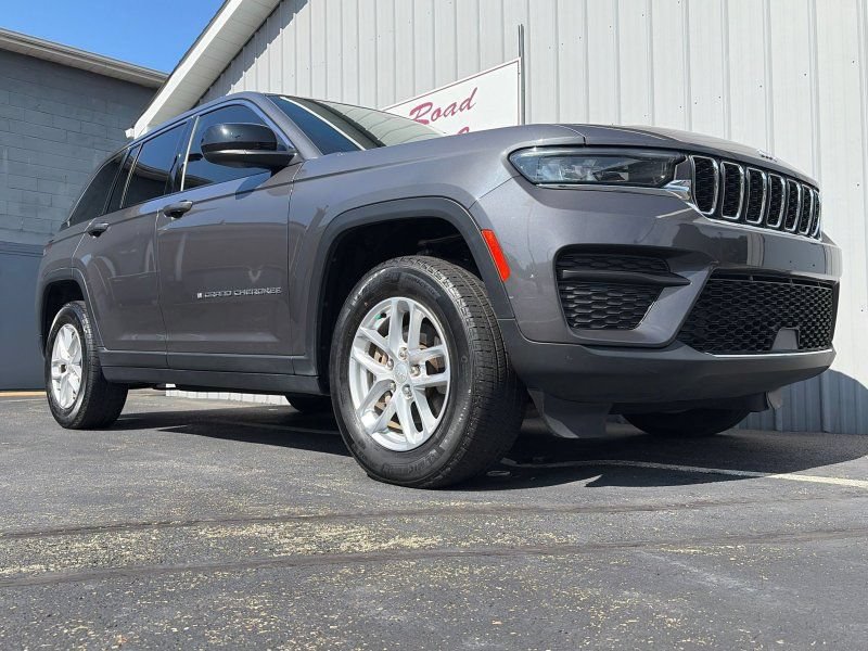 Used 2023 Jeep Grand Cherokee Laredo X AWD/4WD image 4